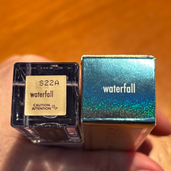 Stila Glisten & Glow Liquid Eye Shadow Waterfall - Picture 9 of 16